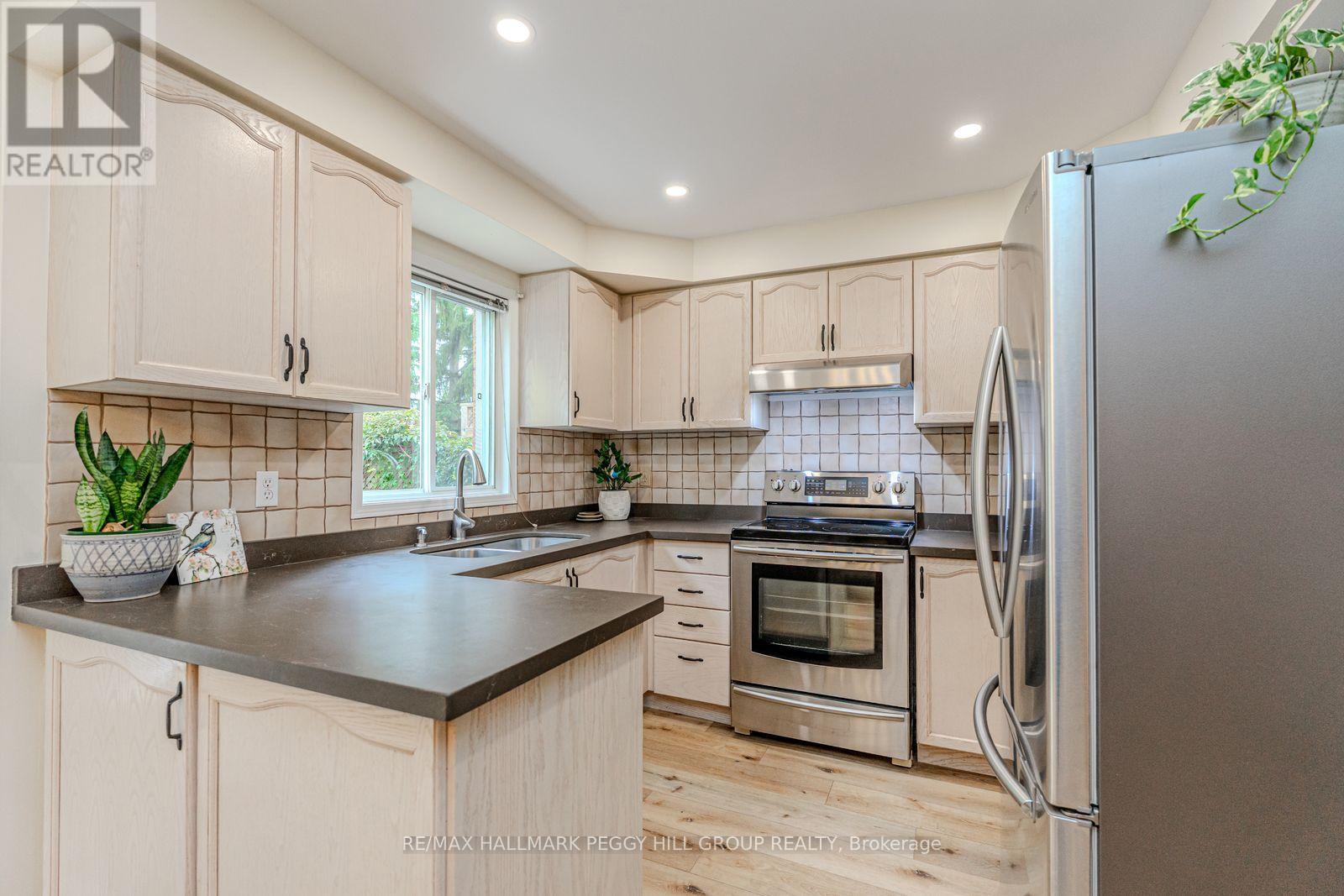 47 Finlay Road, Barrie, Ontario  L4N 7T7 - Photo 6 - S12429004