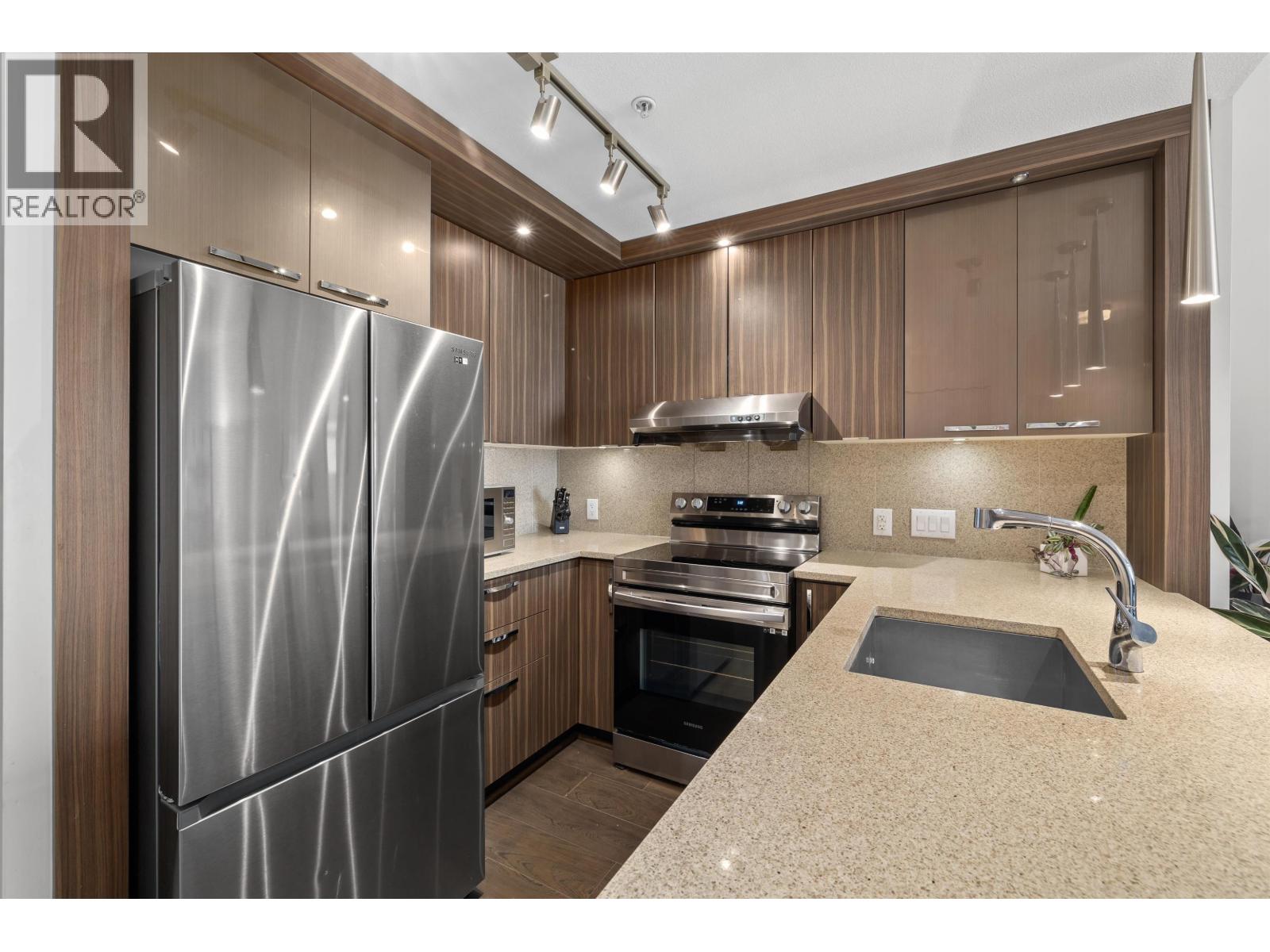 305 733 W 14th Street, North Vancouver, British Columbia  V7M 0C6 - Photo 4 - R3052427