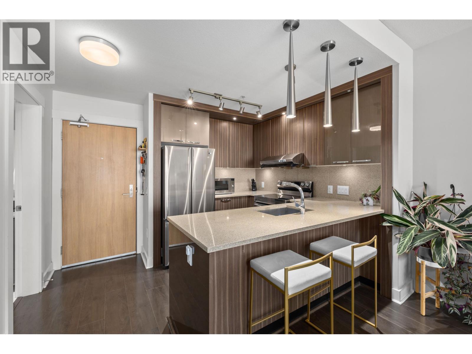 305 733 W 14th Street, North Vancouver, British Columbia  V7M 0C6 - Photo 3 - R3052427