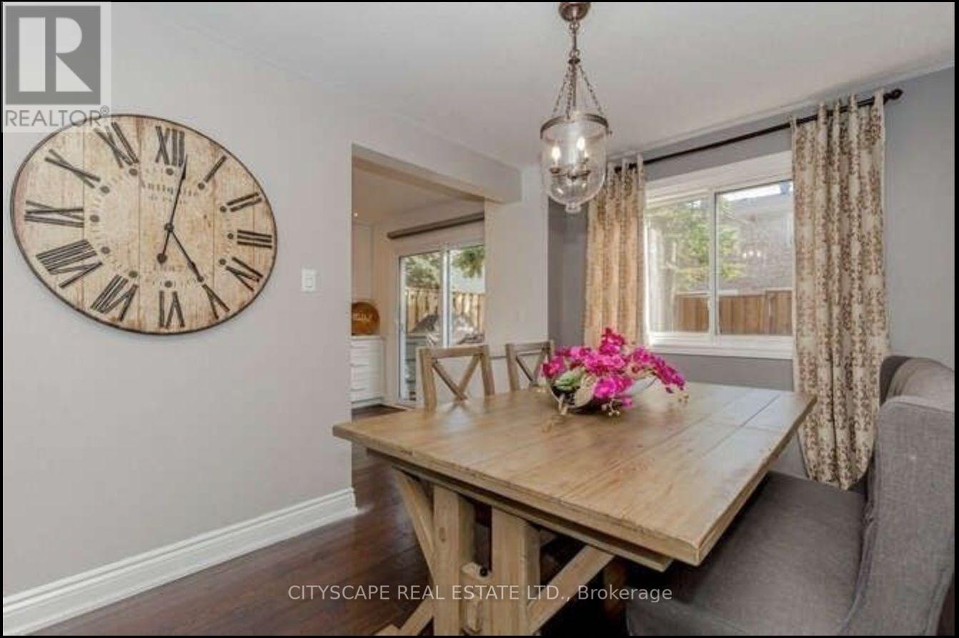 152 Kenwood Avenue, Burlington, Ontario  L7L 4L7 - Photo 13 - W12428899
