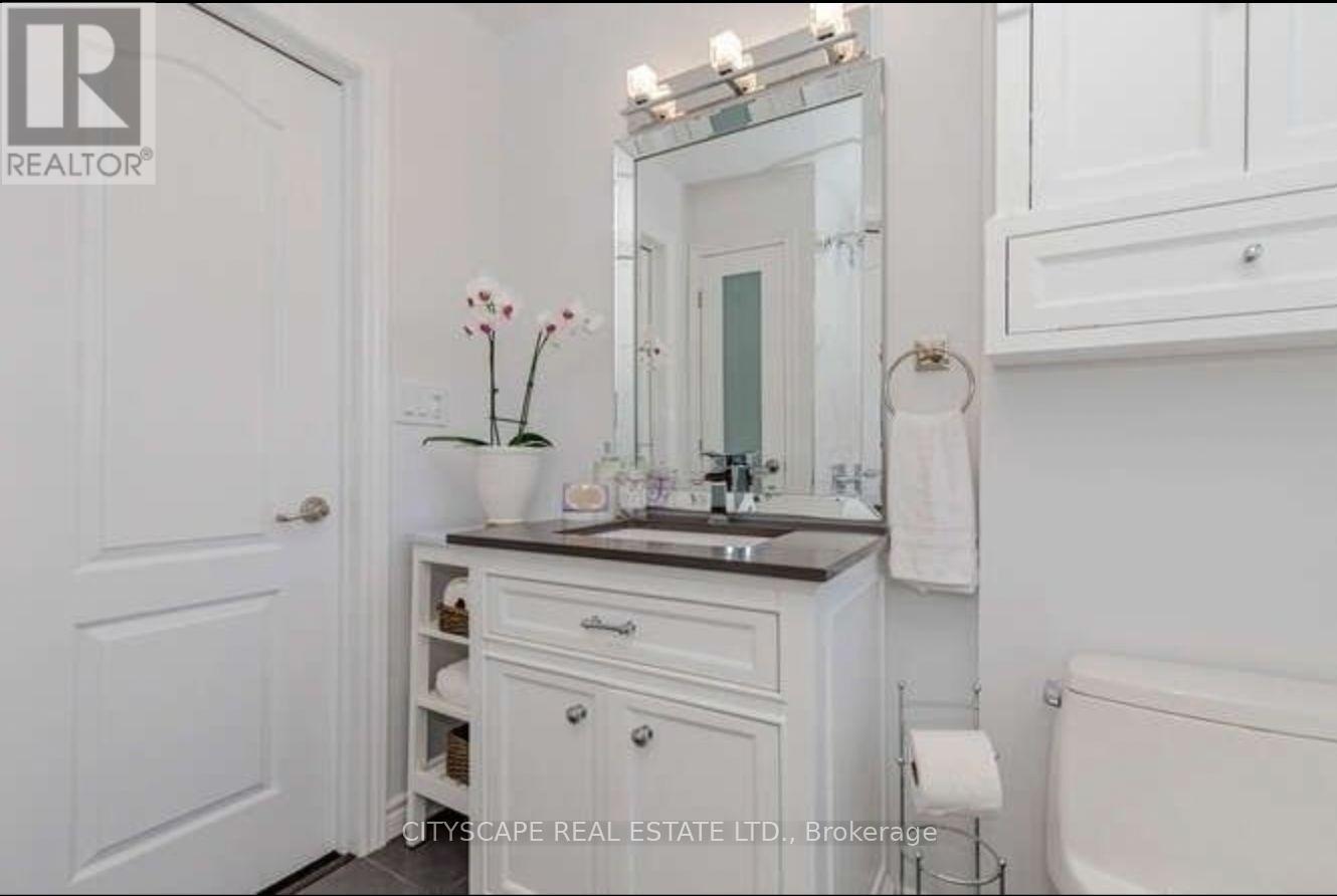 152 Kenwood Avenue, Burlington, Ontario  L7L 4L7 - Photo 23 - W12428899