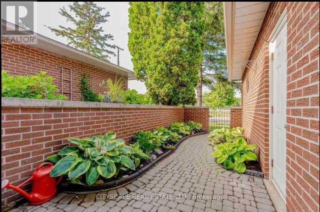 152 Kenwood Avenue, Burlington, Ontario  L7L 4L7 - Photo 3 - W12428899