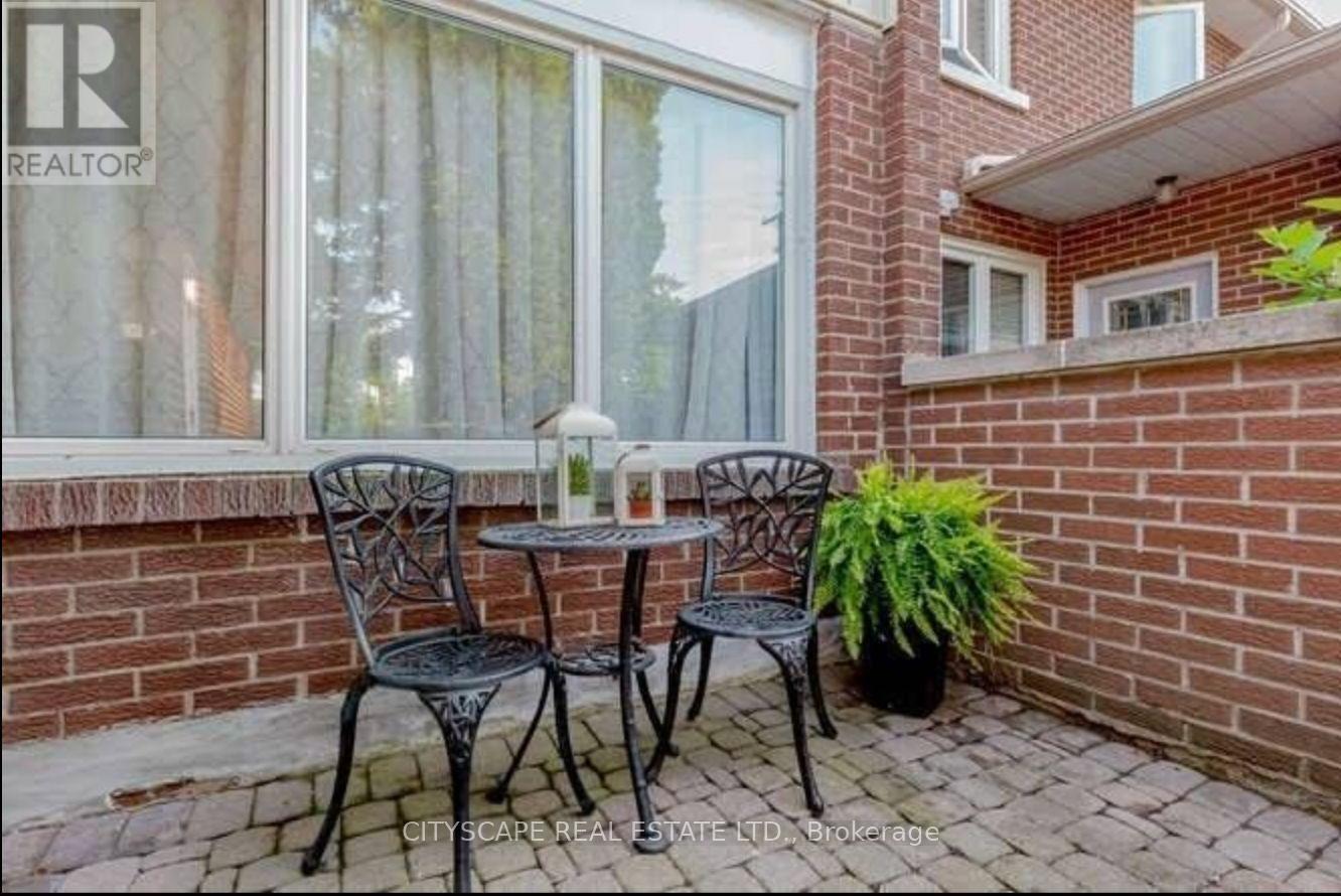 152 Kenwood Avenue, Burlington, Ontario  L7L 4L7 - Photo 4 - W12428899