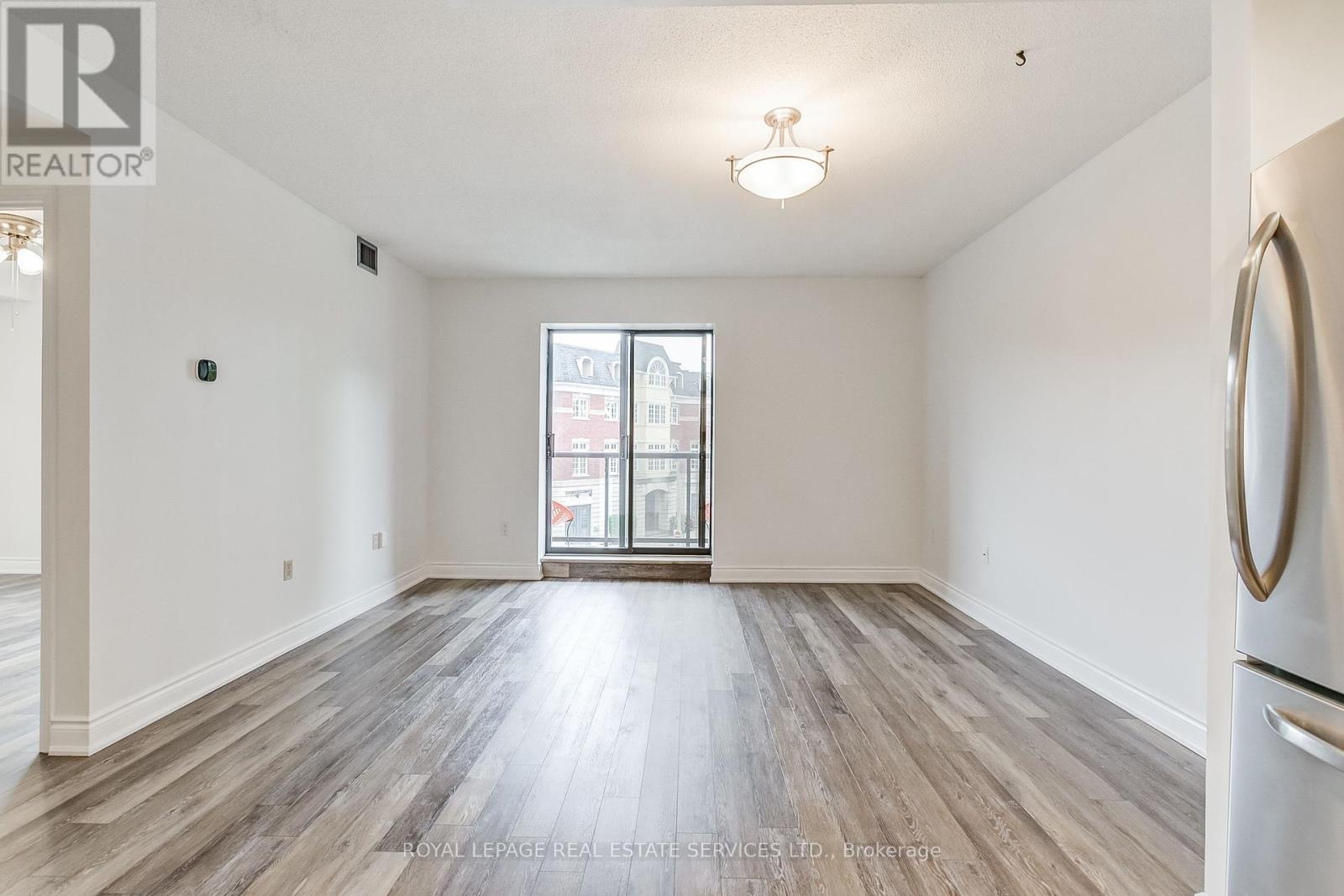 308 - 102 Bronte Road, Oakville, Ontario  L6L 6J5 - Photo 11 - W12428924