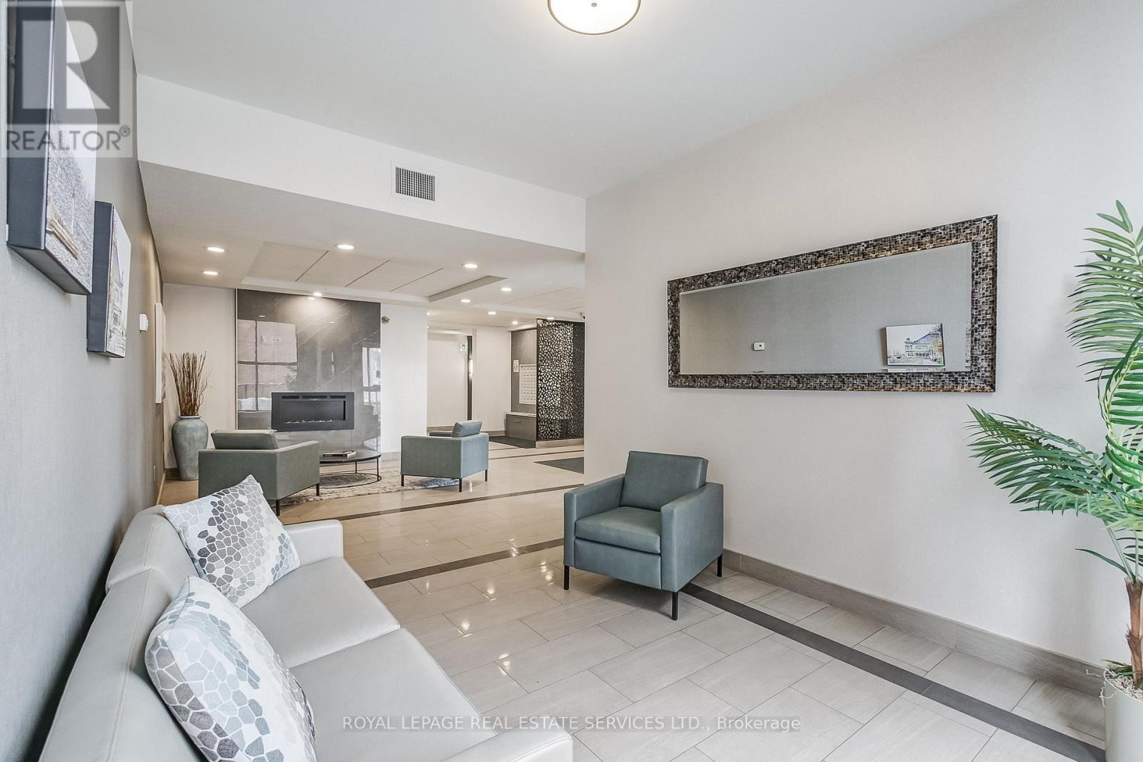 308 - 102 Bronte Road, Oakville, Ontario  L6L 6J5 - Photo 4 - W12428924