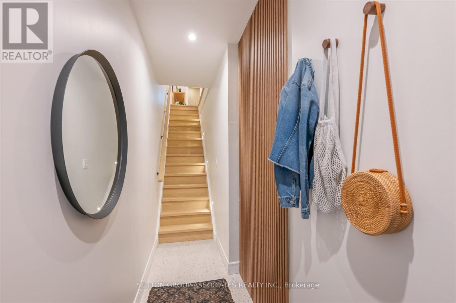 - UPPER - 794 SHAW STREET, Toronto, Ontario