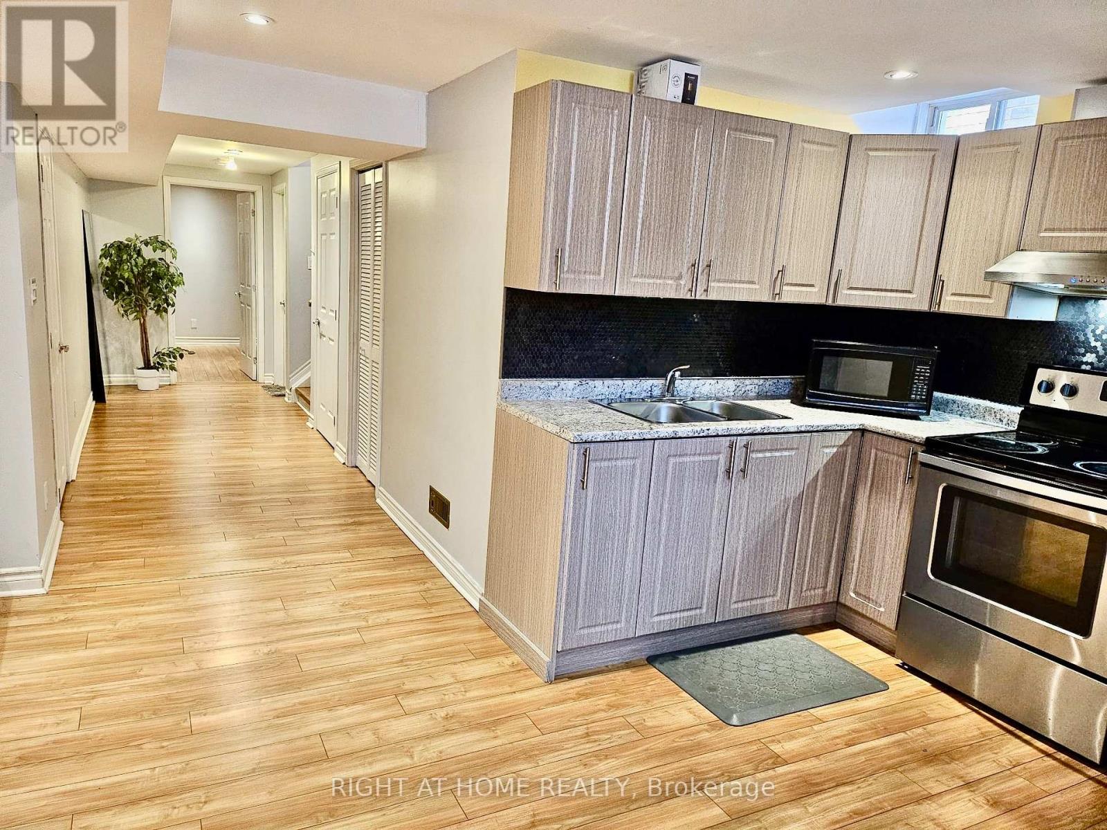 3366 Covent Crescent, Mississauga, Ontario  L5M 7K6 - Photo 5 - W12428977