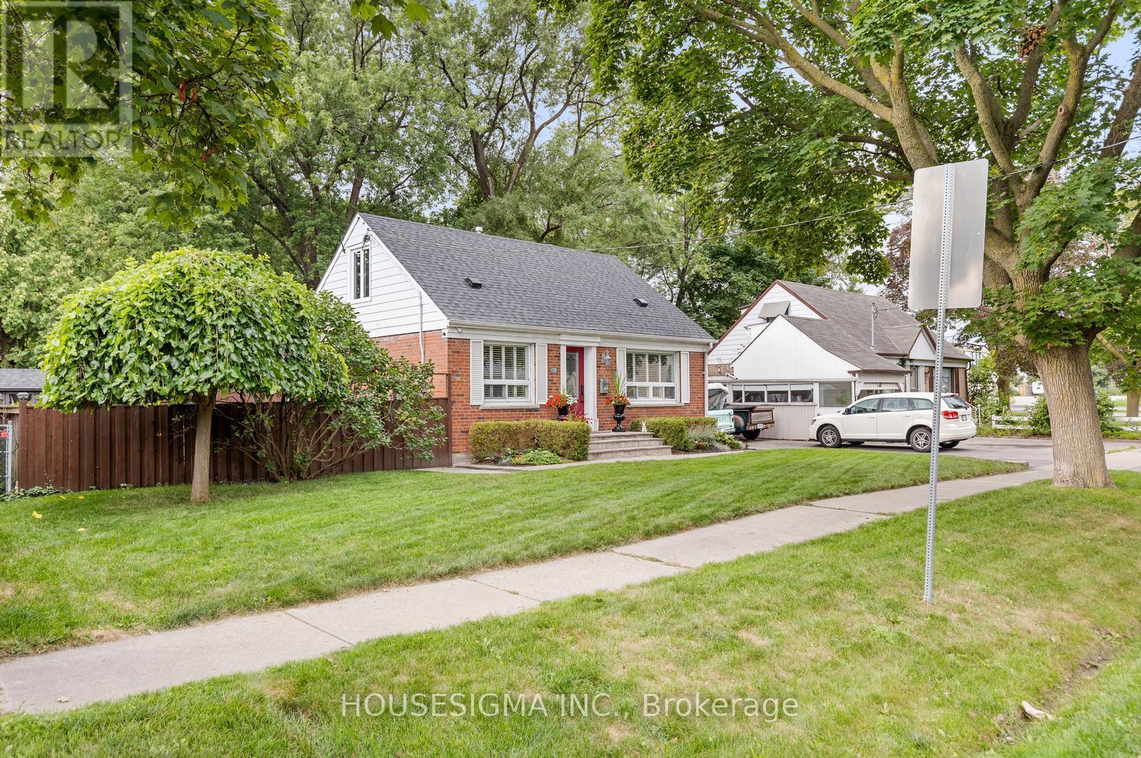 129 Edgecroft Road, Toronto (Stonegate-Queensway), Ontario  M8Z 2C2 - Photo 3 - W12429022