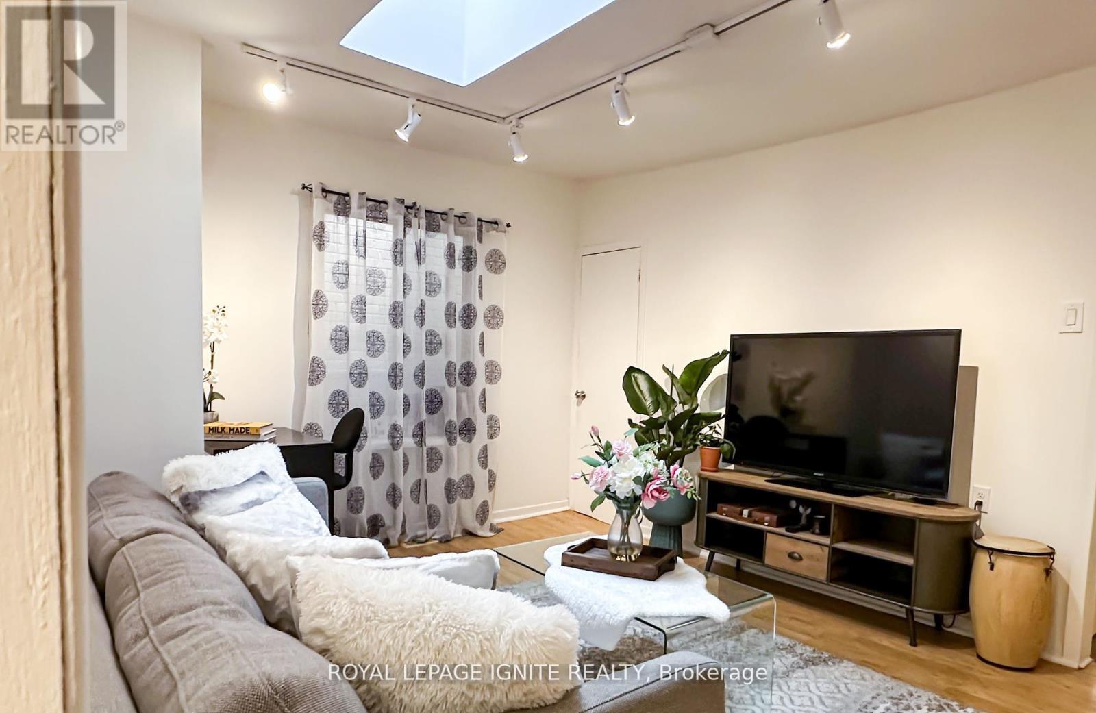 482 Mcroberts Avenue, Toronto, Ontario  M6E 4R4 - Photo 7 - W12429041