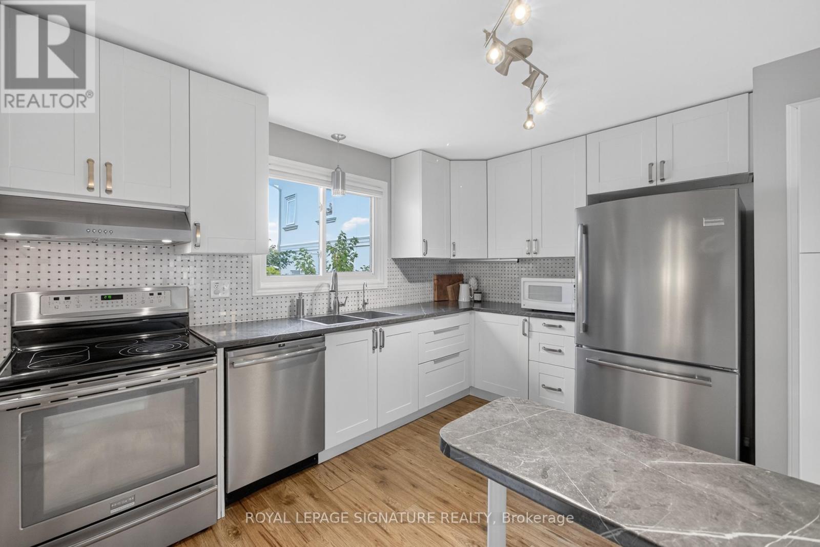 3330 Kings Masting Crescent, Mississauga, Ontario  L5L 1G6 - Photo 18 - W12429058