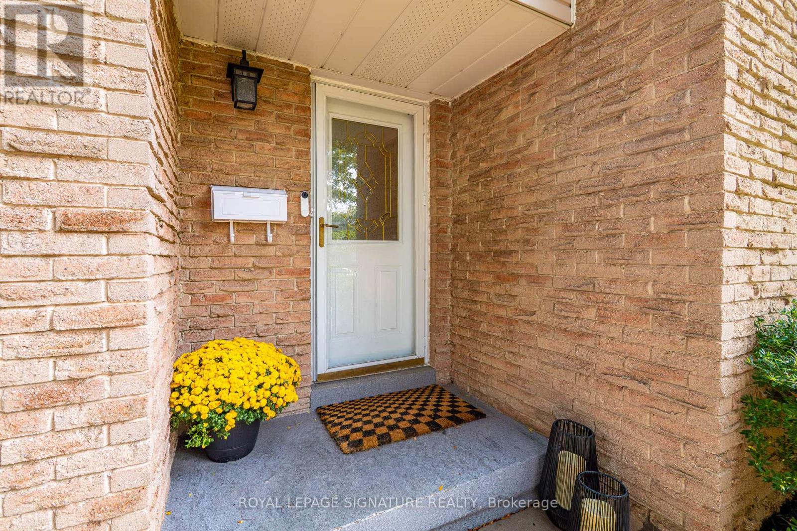 3330 Kings Masting Crescent, Mississauga, Ontario  L5L 1G6 - Photo 5 - W12429058