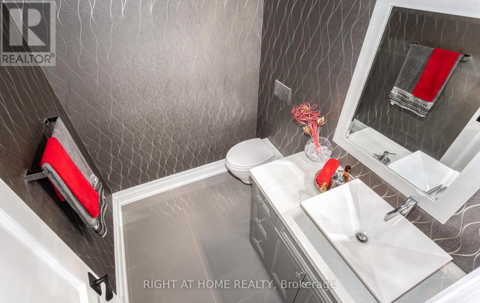 1220 Meredith Avenue, Mississauga, Ontario  L5E 2E3 - Photo 11 - W12429061