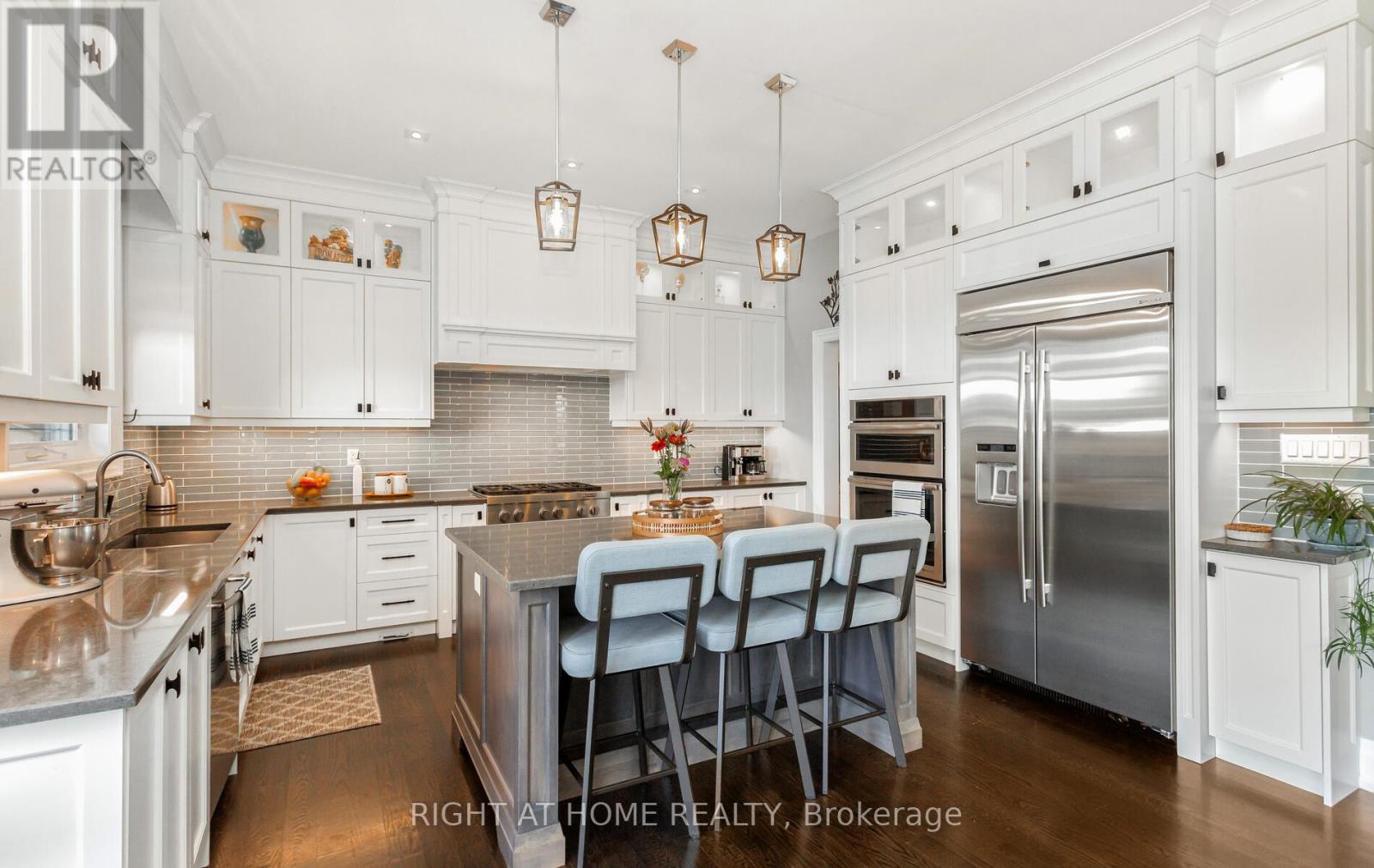 1220 Meredith Avenue, Mississauga, Ontario  L5E 2E3 - Photo 15 - W12429061
