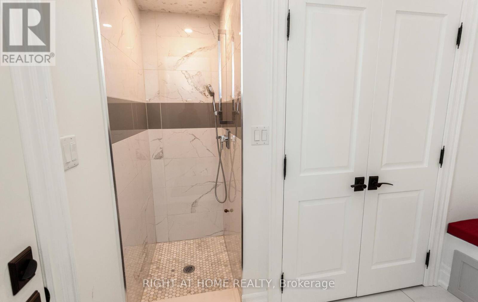 1220 Meredith Avenue, Mississauga, Ontario  L5E 2E3 - Photo 8 - W12429061