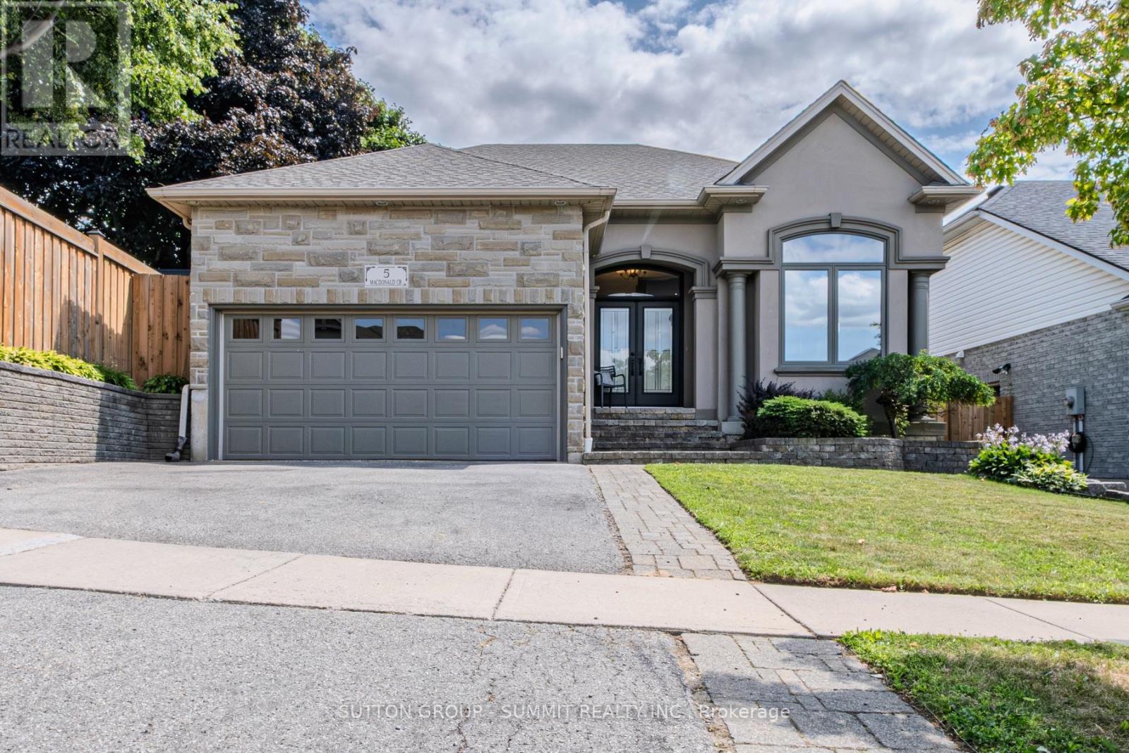 5 MACDONALD CRESCENT, Brantford, Ontario