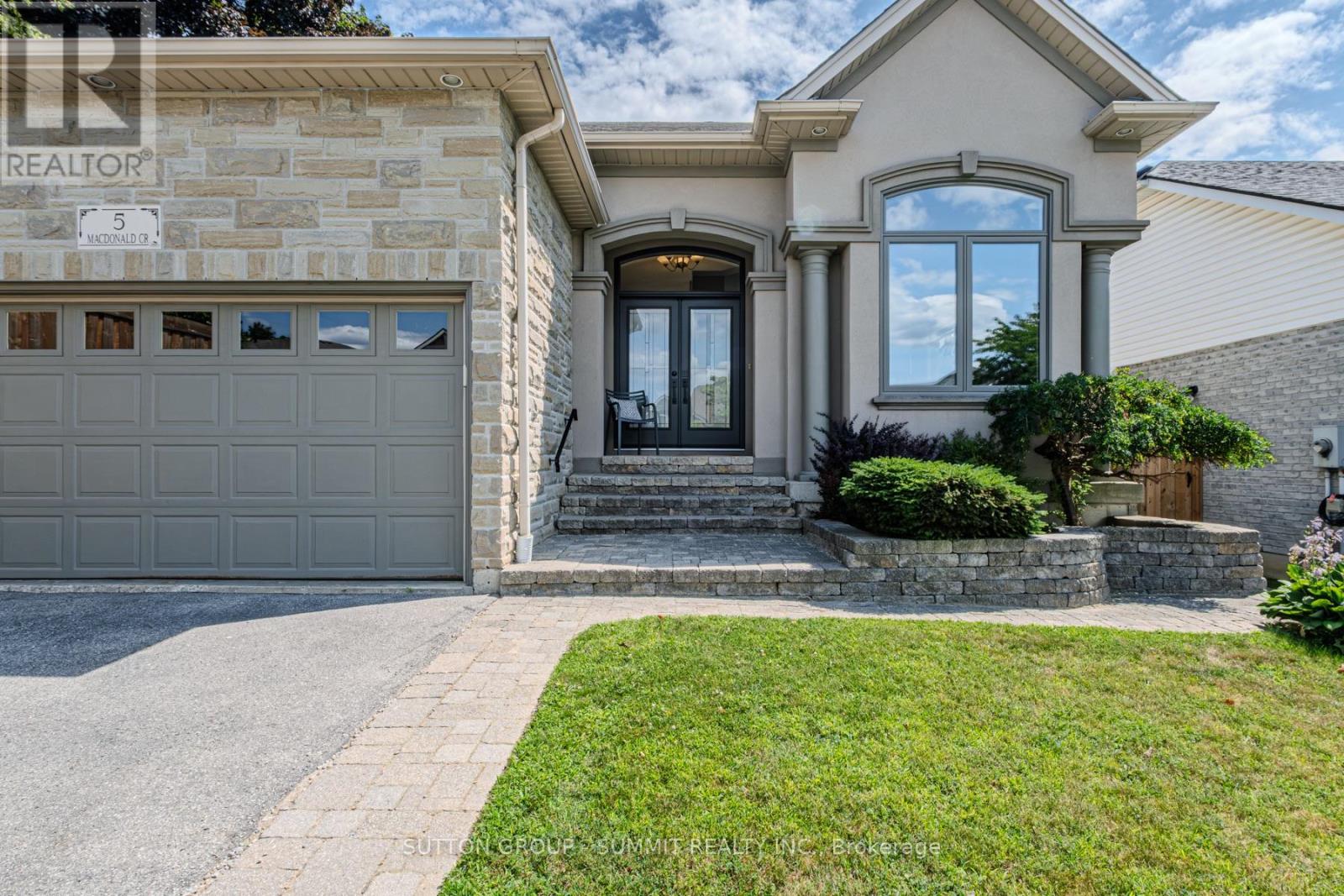 5 Macdonald Crescent, Brantford, Ontario  N3R 8B2 - Photo 2 - X12428957