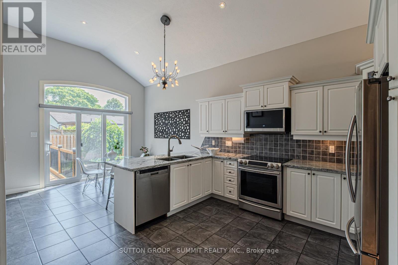 5 Macdonald Crescent, Brantford, Ontario  N3R 8B2 - Photo 9 - X12428957