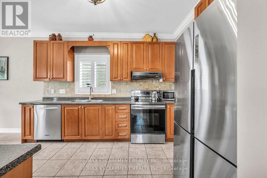 38 Sunbeam Drive, Hamilton, Ontario  L9B 2X9 - Photo 10 - X12428972