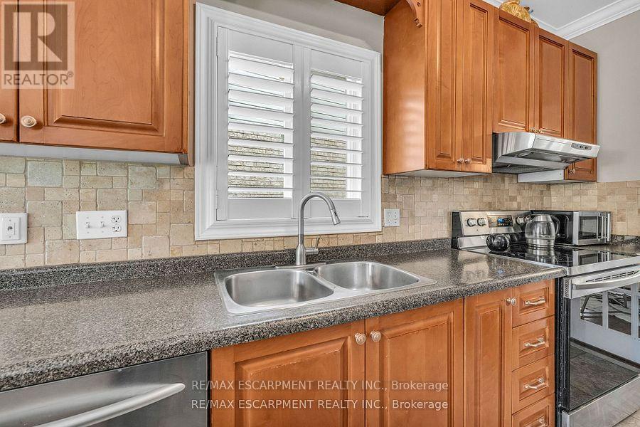 38 Sunbeam Drive, Hamilton, Ontario  L9B 2X9 - Photo 11 - X12428972