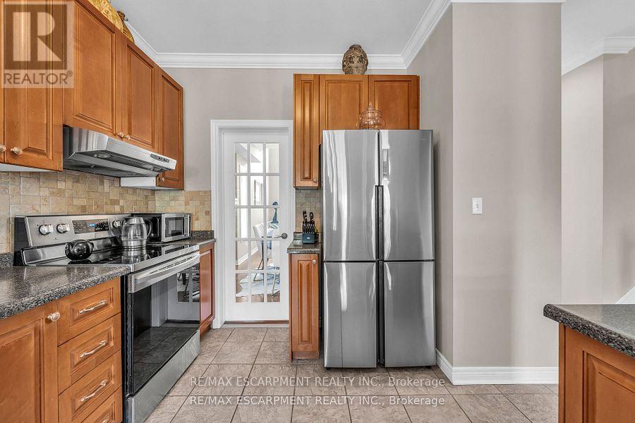 38 Sunbeam Drive, Hamilton, Ontario  L9B 2X9 - Photo 12 - X12428972