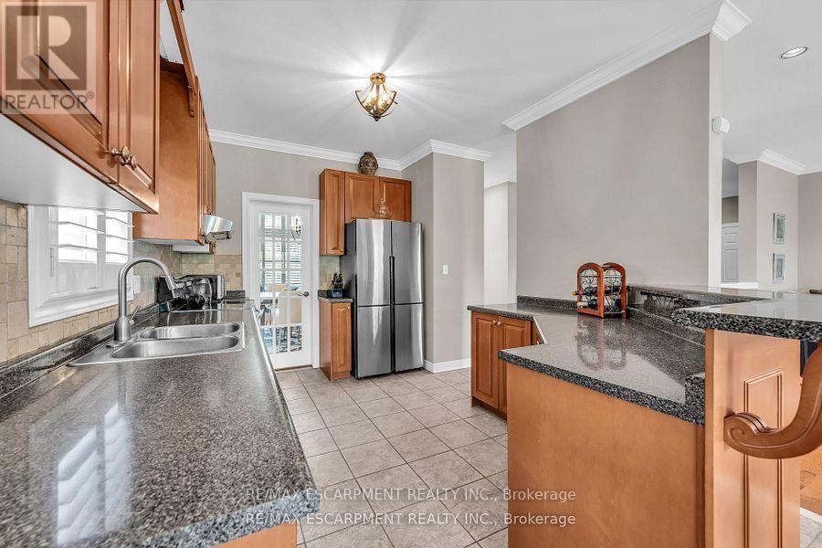 38 Sunbeam Drive, Hamilton, Ontario  L9B 2X9 - Photo 13 - X12428972