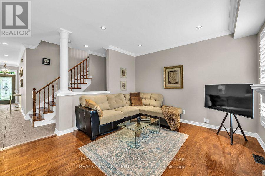 38 Sunbeam Drive, Hamilton, Ontario  L9B 2X9 - Photo 17 - X12428972