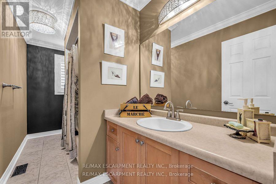 38 Sunbeam Drive, Hamilton, Ontario  L9B 2X9 - Photo 35 - X12428972