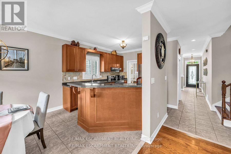 38 Sunbeam Drive, Hamilton, Ontario  L9B 2X9 - Photo 8 - X12428972