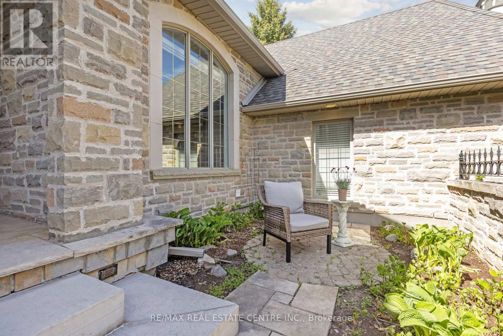 6 Fox Run Road, Puslinch, Ontario  N1H 6H9 - Photo 6 - X12429011