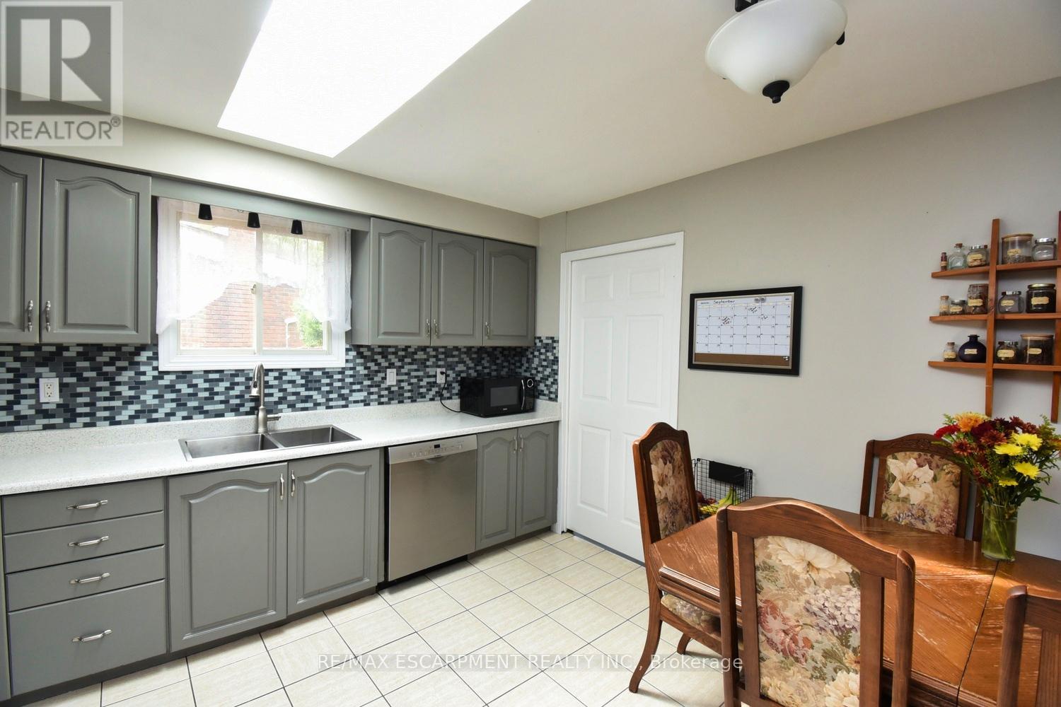 3 Evelyn Street, Brantford, Ontario  N3R 3G8 - Photo 10 - X12429012