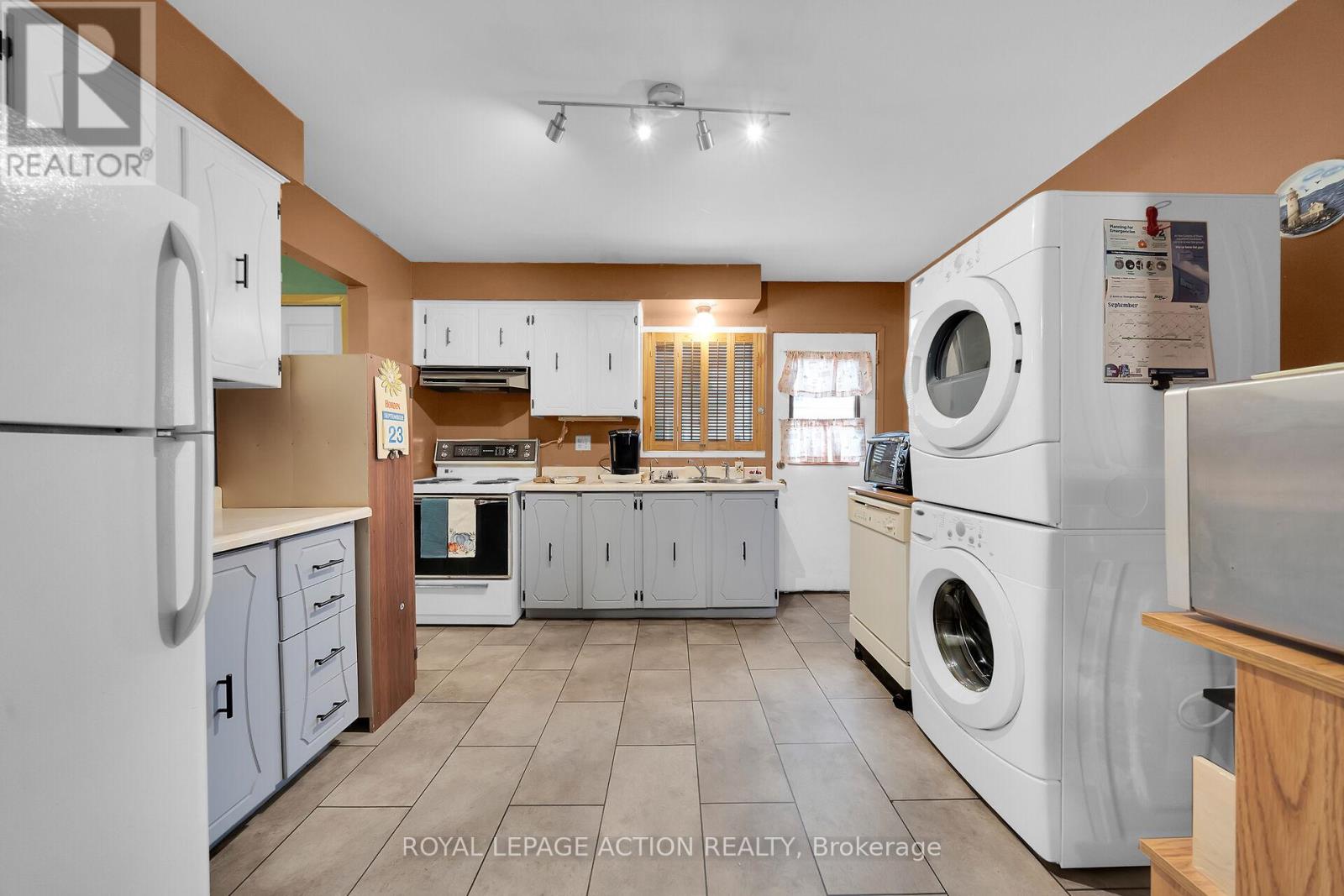 8 Maple Crescent, Brant, Ontario  N3L 3R4 - Photo 11 - X12429017