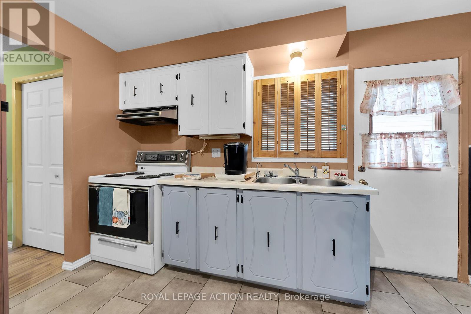 8 Maple Crescent, Brant, Ontario  N3L 3R4 - Photo 12 - X12429017