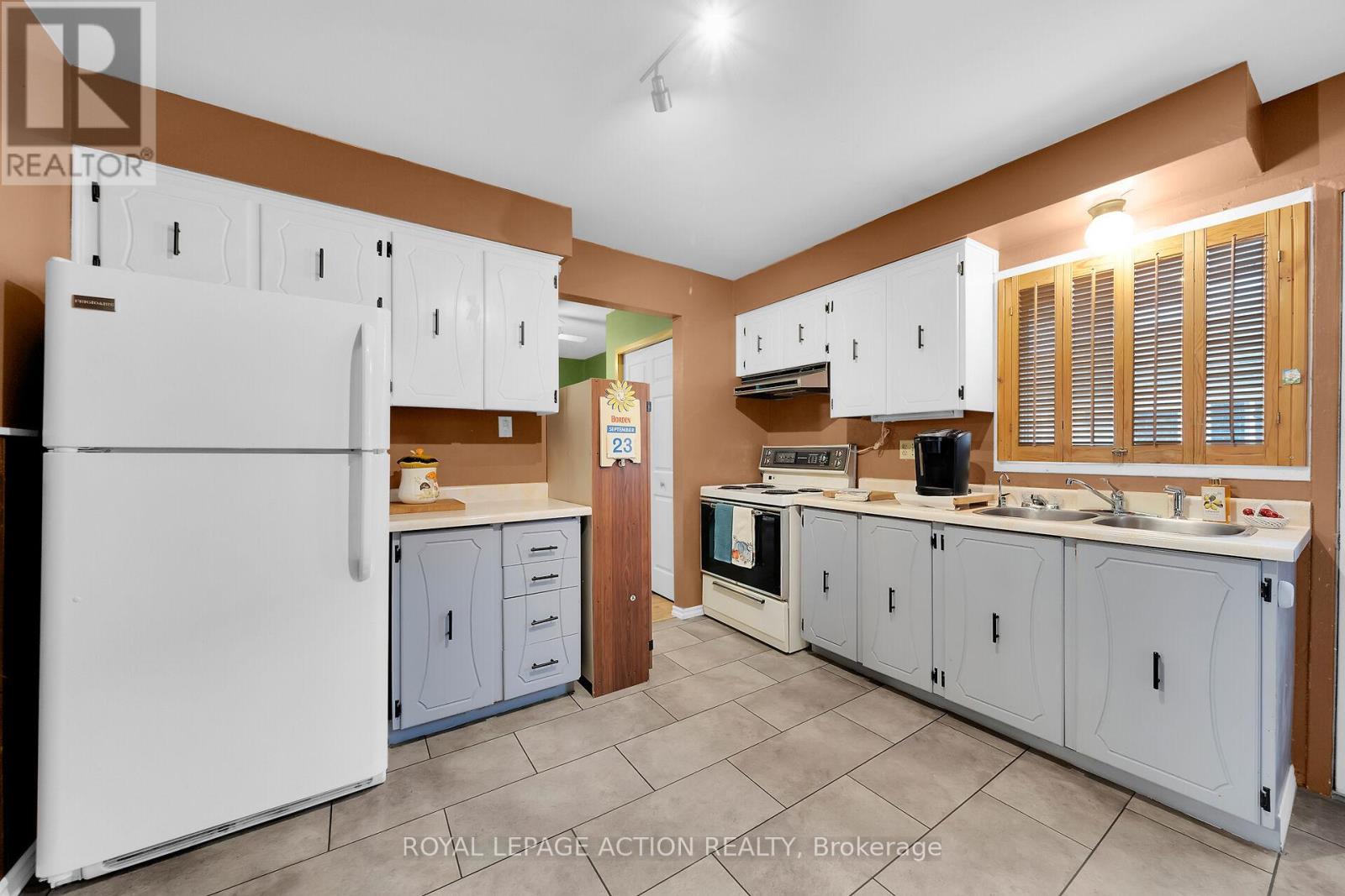 8 Maple Crescent, Brant, Ontario  N3L 3R4 - Photo 13 - X12429017