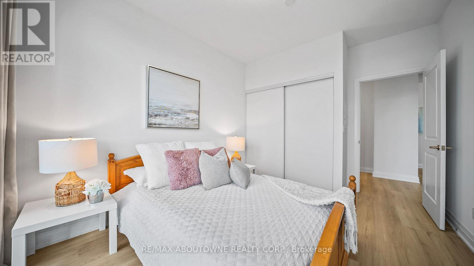 1008 - 55 Speers Road, Oakville, Ontario  L6K 0H9 - Photo 15 - W12428650