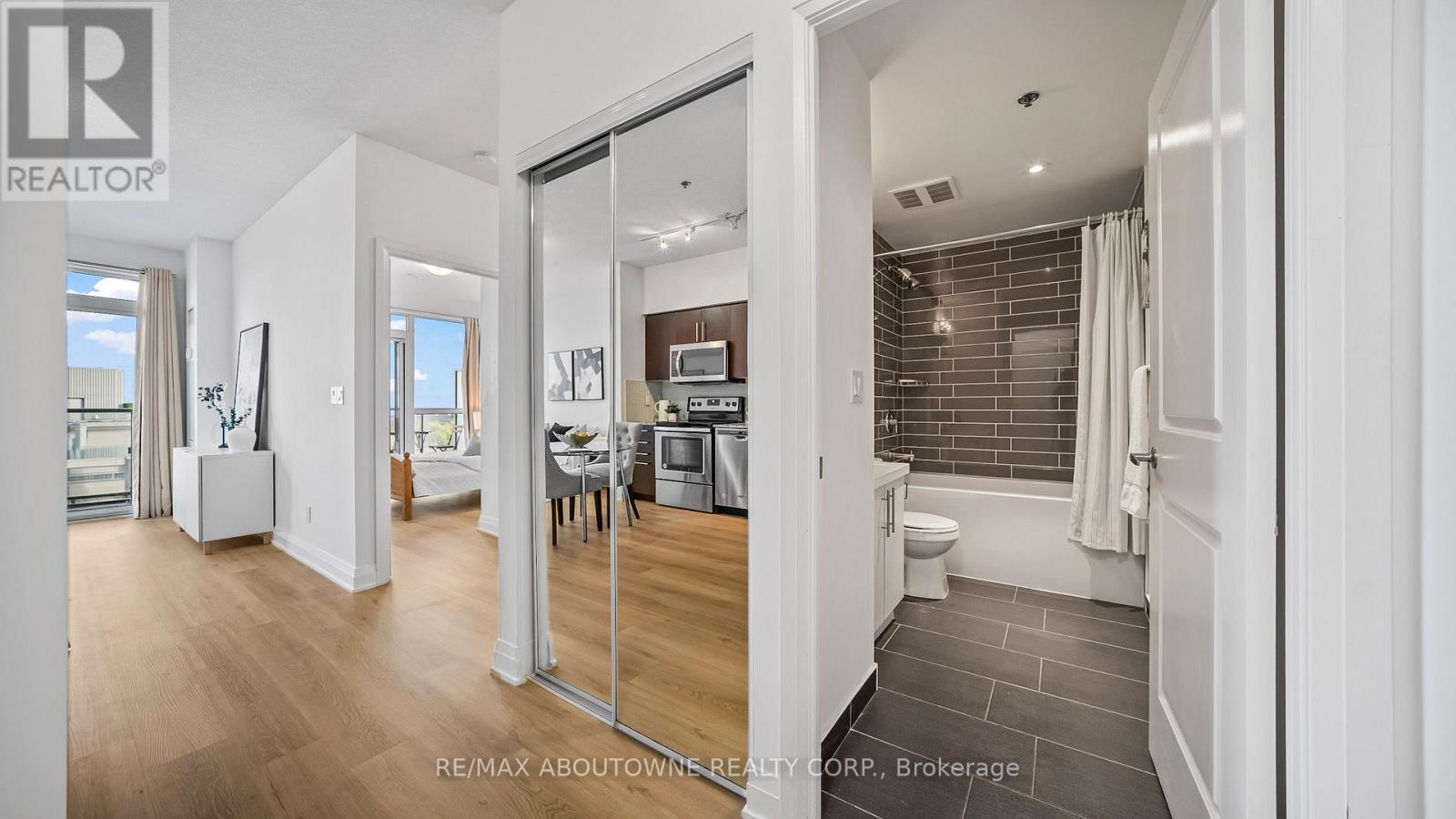 1008 - 55 Speers Road, Oakville, Ontario  L6K 0H9 - Photo 3 - W12428650