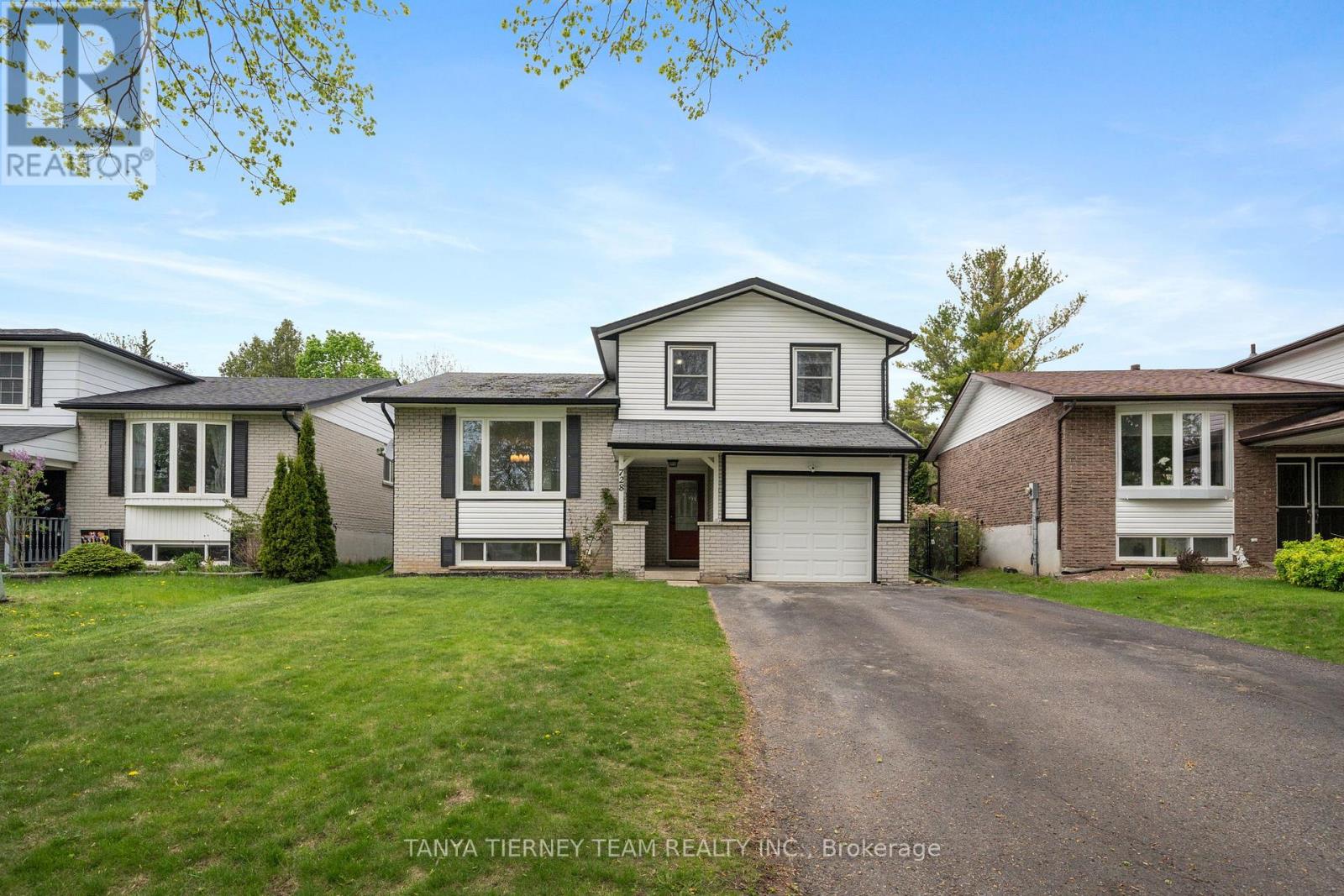 728 Bermuda Avenue, Oshawa, Ontario  L1J 6A8 - Photo 2 - E12429093