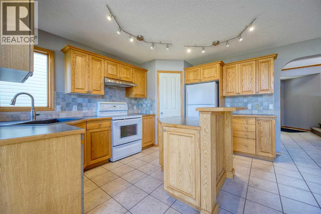 19 Westpoint Court Sw, Calgary, Alberta  T3H 4M7 - Photo 11 - A2259231