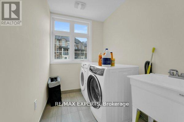 87 De La Roche Drive N, Vaughan, Ontario  L4L 1A6 - Photo 12 - N12429076