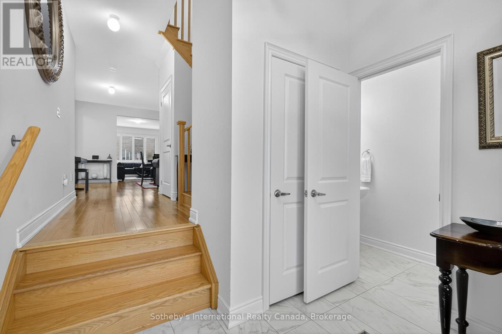 5 Middleton Drive, Wasaga Beach, Ontario  L9Z 0L1 - Photo 4 - S12429222