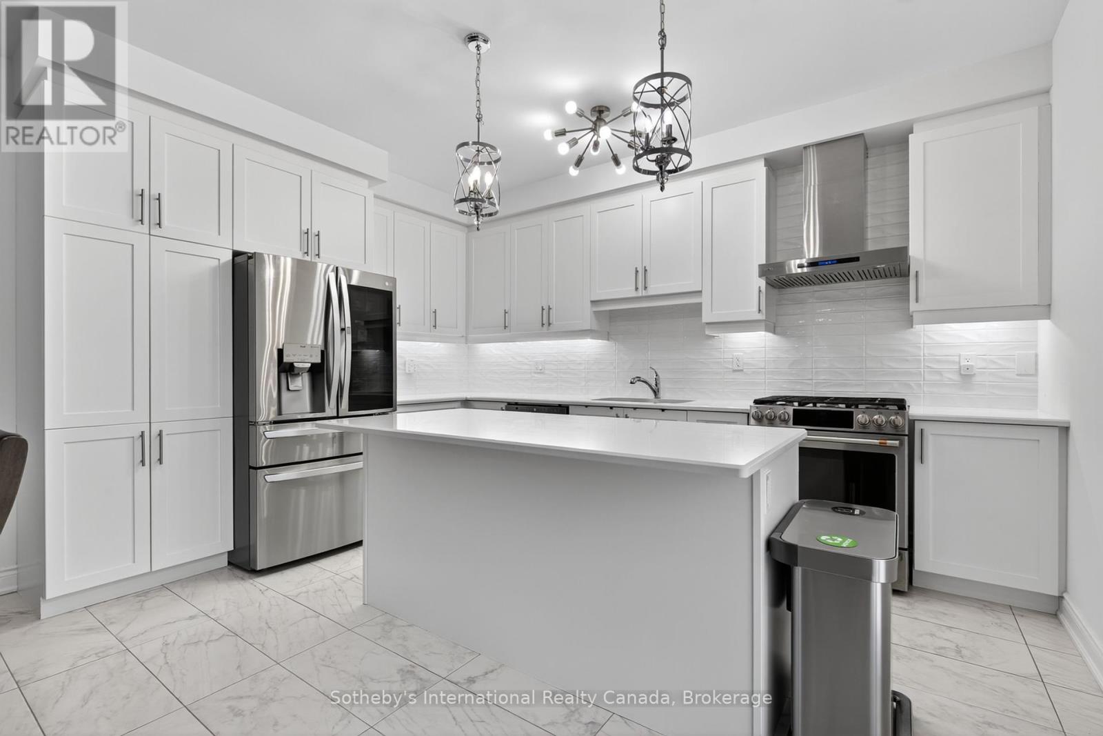 5 Middleton Drive, Wasaga Beach, Ontario  L9Z 0L1 - Photo 5 - S12429222