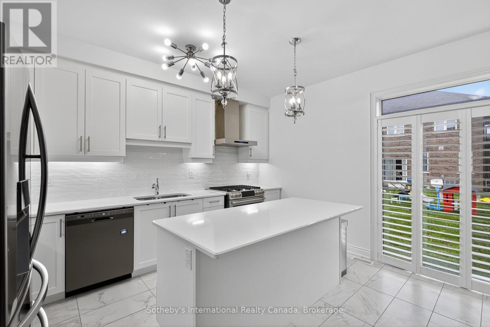 5 Middleton Drive, Wasaga Beach, Ontario  L9Z 0L1 - Photo 7 - S12429222