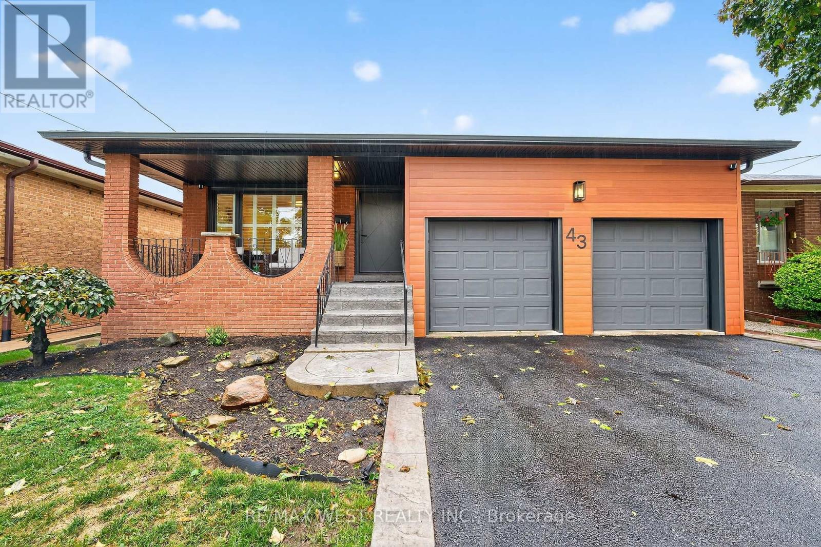 43 St Georges Boulevard, Toronto, Ontario  M9R 1X3 - Photo 1 - W12429072