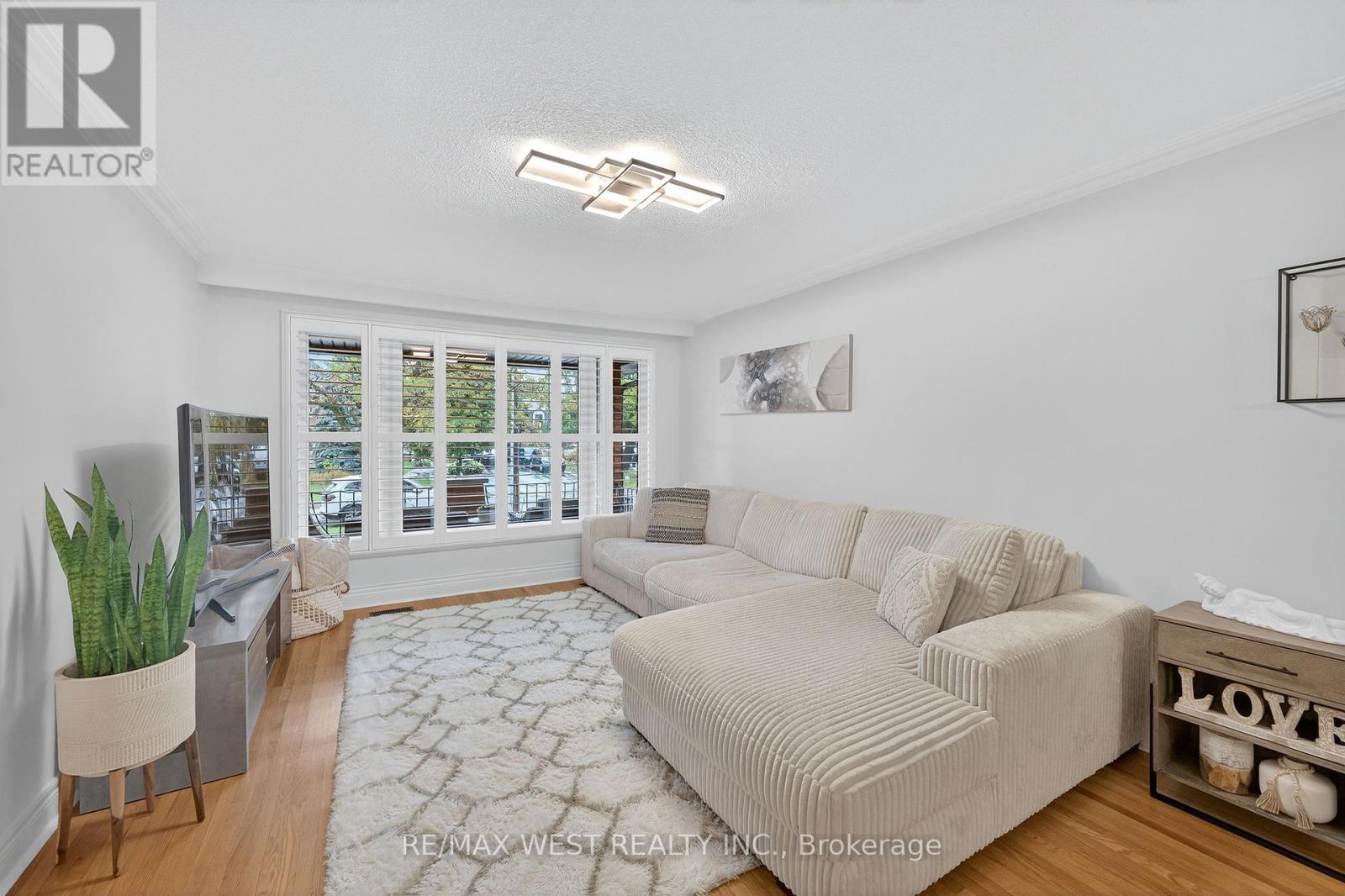43 St Georges Boulevard, Toronto, Ontario  M9R 1X3 - Photo 11 - W12429072