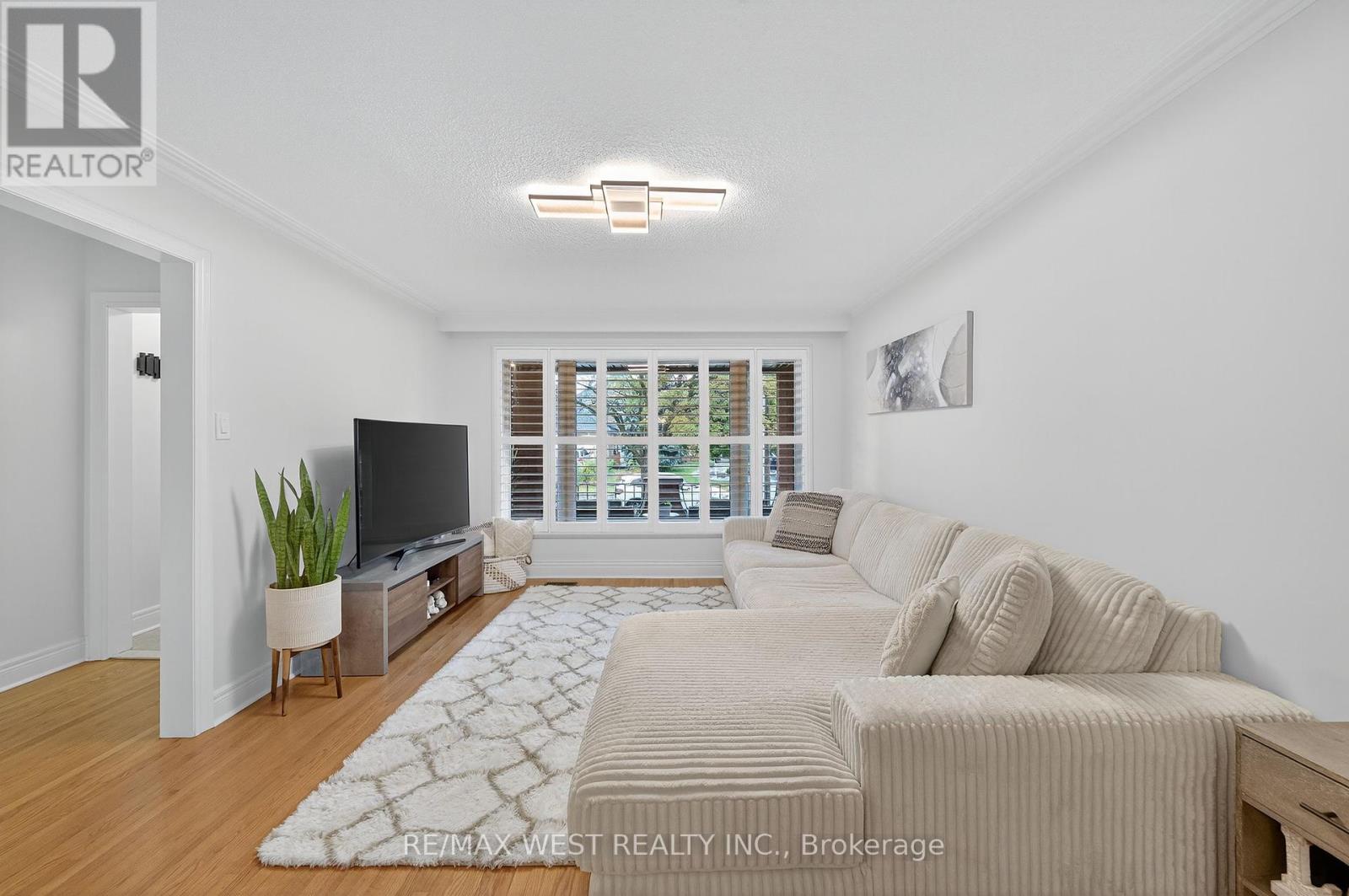 43 St Georges Boulevard, Toronto, Ontario  M9R 1X3 - Photo 12 - W12429072