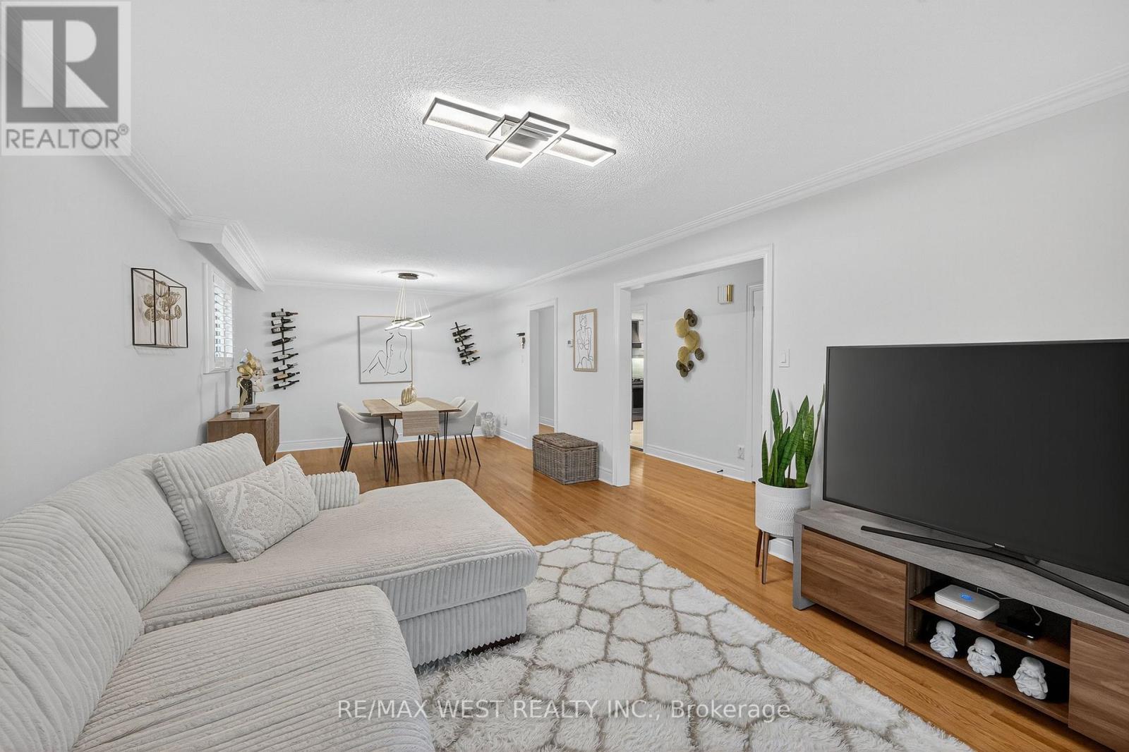 43 St Georges Boulevard, Toronto, Ontario  M9R 1X3 - Photo 13 - W12429072