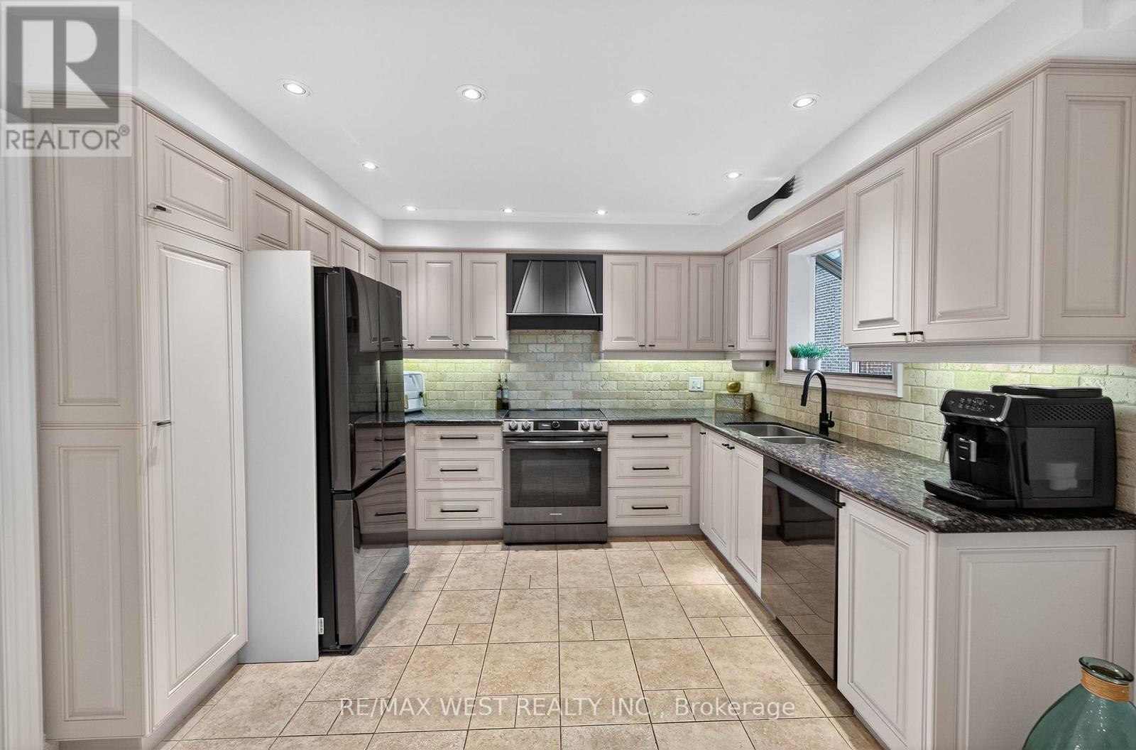 43 St Georges Boulevard, Toronto, Ontario  M9R 1X3 - Photo 18 - W12429072