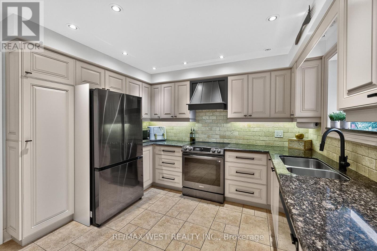 43 St Georges Boulevard, Toronto, Ontario  M9R 1X3 - Photo 19 - W12429072