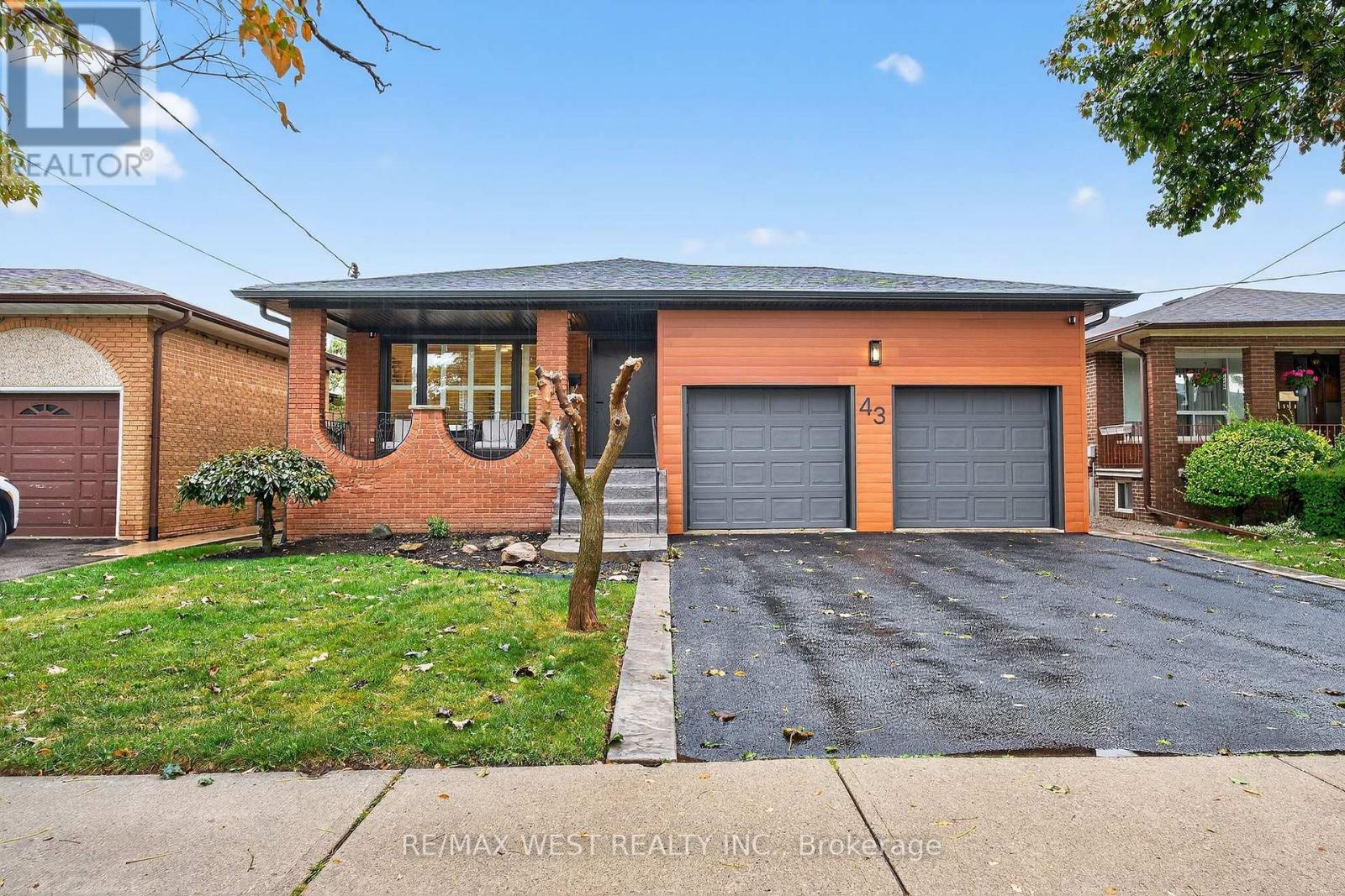 43 St Georges Boulevard, Toronto, Ontario  M9R 1X3 - Photo 2 - W12429072