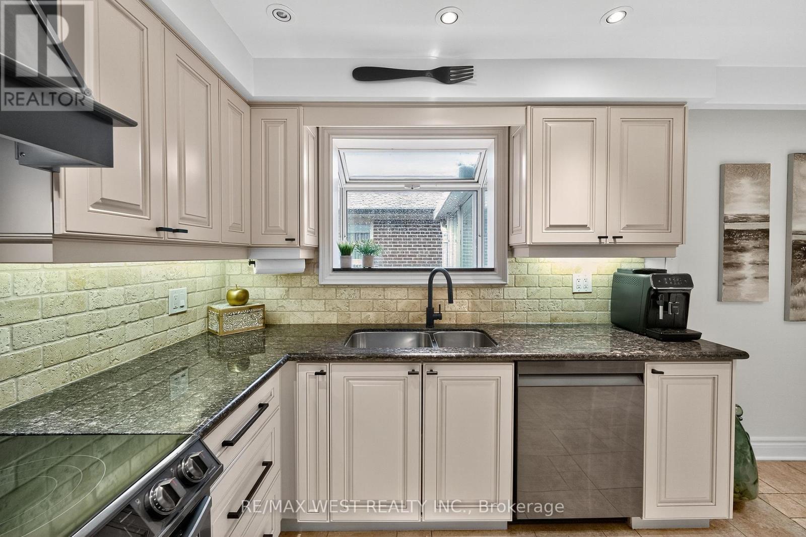 43 St Georges Boulevard, Toronto, Ontario  M9R 1X3 - Photo 20 - W12429072