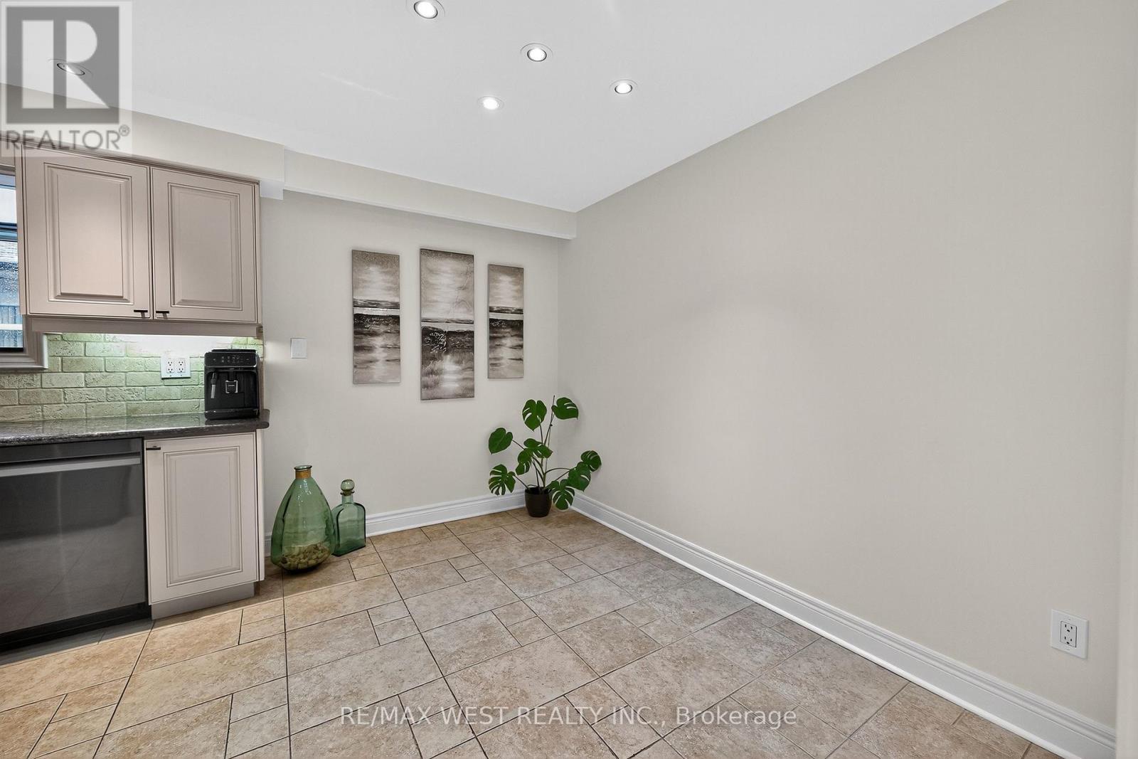 43 St Georges Boulevard, Toronto, Ontario  M9R 1X3 - Photo 21 - W12429072